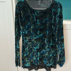 Snoskins top. Size M velvety feel with blu, green and black. Excellent cond.